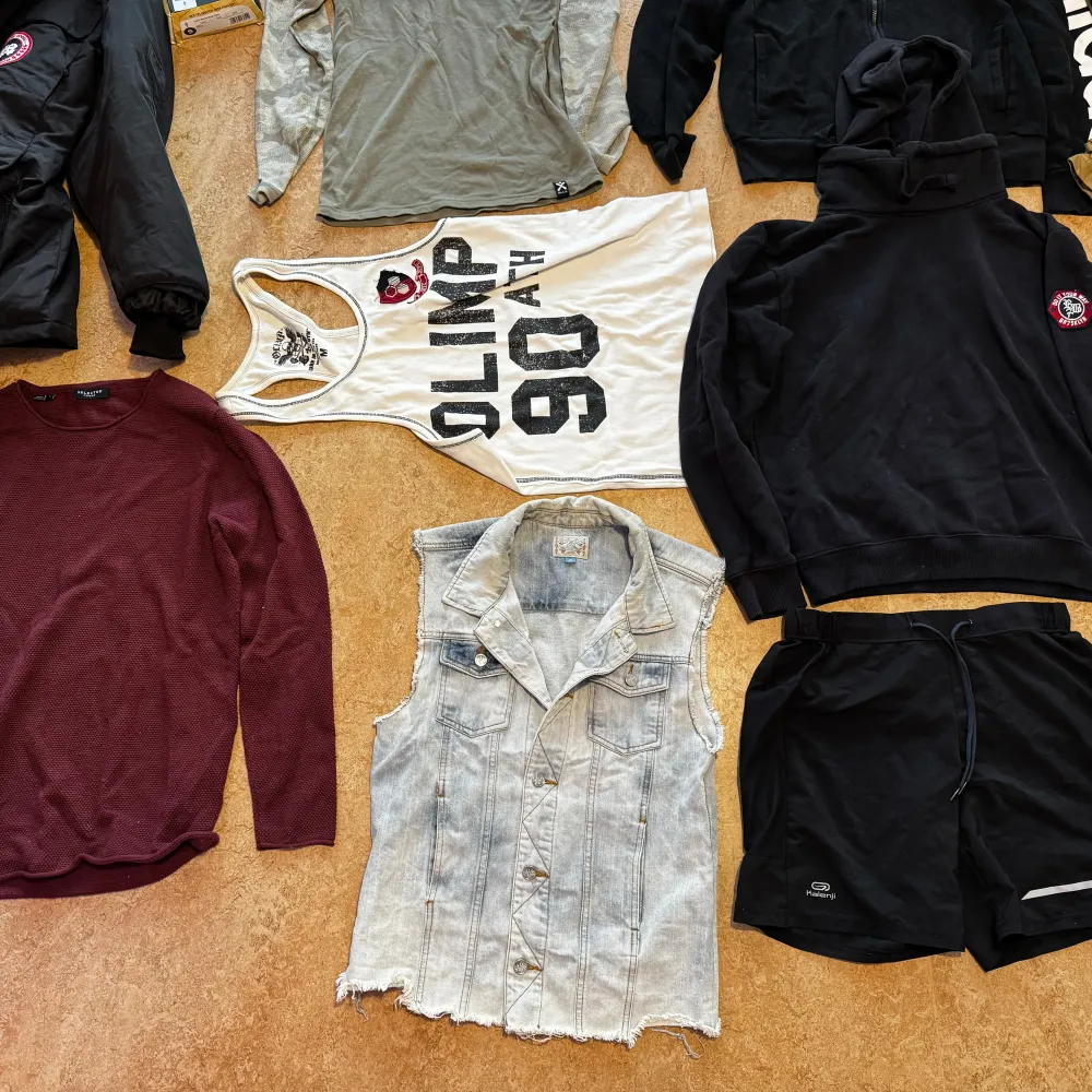 Canada Goose XL- 699 Vinterbyxor Cross sportswear M- 179 Adidas Hoodie svart M- 79 Svart Hoodie Brooklyn M- 99  Ull Underställ Camo Bula S- 199 Jeansjacka sleeveless M- 69 Vinröd långärmad S- 69 Olimp linne M- 69 GASP mössa 49. Skriv om mer info!. T-shirts.