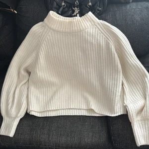 Vit tröja - En jätte fin krämvit tröja från Gina, knappt använd