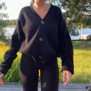 Stickad kofta - Stickad kofta storlek S, nopprig men annars bra skick. Går säkert att ta bort de mesta som är nopprigt!!🤎🤩