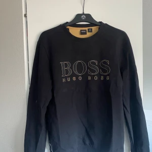 Hugo boss sweatshirt  - En snygg Hugo boss tröja som matchar till många outfits. Storlek M. Fint skick, negativt: knottrigt på sidan av tröjan