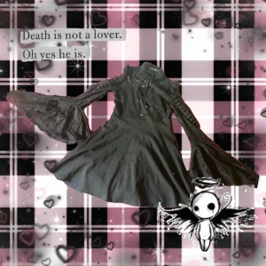 Goth klänning 🖤🦇 - Säljer denna super söta klänning perfa för halloween festen! Märkvärdiga detaljer: utsvängda ärmar, snörning där fram på bröstet, ”cutout” på övre armen, stretchig. Skriv om ni undrar något eller för mer bilder!  Pris kan diskuteras! 🖤🦇