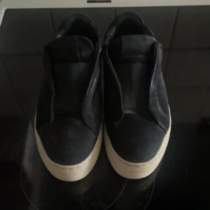 Axel Arigato skor - Arigatos i mocka köpta från hemsidan för 2350 i storlek 37,5. Väl använda därav de låga priset men allting tillkommer, påsen och boxen som den kom i 