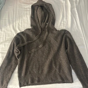 Stickad hoodie - Cool brun stickad hoddie. Perfekt inför hösten