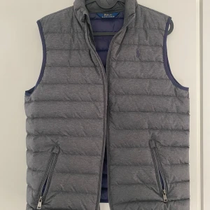 Polo Ralph Lauren väst - Säljer nu denna riktigt stiliga ralph lauren väst! Modellen på bilden är 172cm lång och väger ca 60kg😇 Priset ej hugget i sten😁