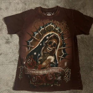 Minute Mirth T-Shirt - Skiftet minute mirth t-shirt i nyckick.