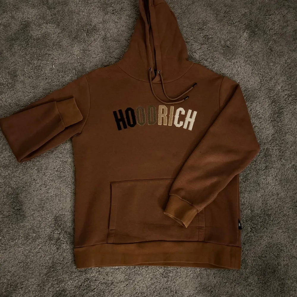 Säljer en fet hoodrich hoodie. Nästan nyskick, 8.5/10. Storlek L men passar också M. Hör av er om ni har frågor.. Hoodies.