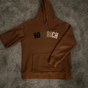 Hoodrich Hoodie - Säljer en fet hoodrich hoodie. Nästan nyskick, 8.5/10. Storlek L men passar också M. Hör av er om ni har frågor.