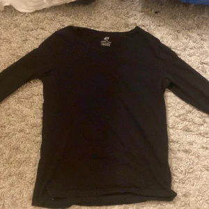 Säljer en svart basic tröja från h&m  - Ganska bra skick förutom ett litet hål som knappt syns,storlek 142-152 men passar på lite större också🫶🏻