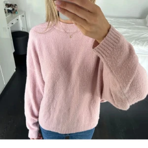 Rosa stickad tröja  - En fin rosa tröja från Nelly.com som används fåtal gånger. Den är i ett jättebra skick! lånad bild 