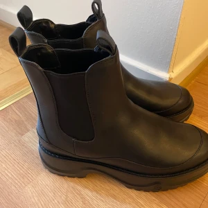 MK skor - Oanvända MK. Säljs pågrund av fel storlek.Asher läderskor 