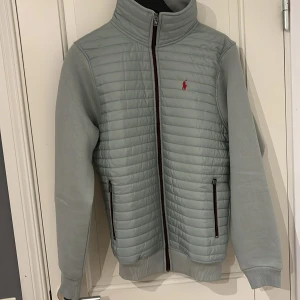 Polo Ralph Lauren Cardigan  - Helt nya Raffe cardigan lappen är kvar i storlek L den var för stor för mig. 