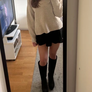 Svarta klackar  - Säljer mina svarta klackar i storlek 37, med 7cm klack, från skopunkten då dom inte kommer till användning längre, dom är bra skick💗