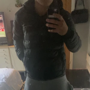 Peak performance jacka - Peak performance jacka köpt föra vintern på emporia i Malmö för 2000. Jätte bra skick, inga defekter, pris kan sänkas vid snabb affär 