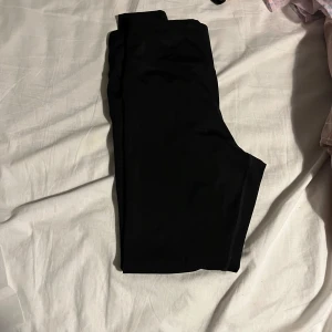 Hm leggings  - Här så säljer jag ett par leggings från hm som är i storlek m hoppas att dem kommer till en ny lycklig ägare ❤️