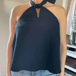 Tröja med knytning  - Tröja med knytning och öppen rygg strl S-M