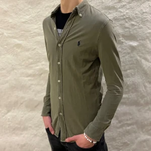 Ralp Lauren skjorta - Hej säljer min Ralph lauren skjorta som är i bra skick, skjortan är i mesh material och det finns inga defekter. Kom dem vid funderingar