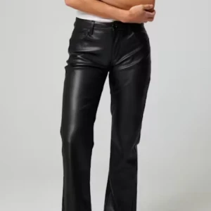 Low waist skinnbyxor - Jätte snygga skinnbyxor från bikbok, jätte bra skick💗har inte stängt knappen för att dom är för små💗