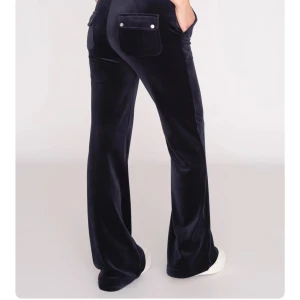 Juicy byxor  - Andvända ett få tal gånger,väldigt fint skick❤️ Kan skicka egna bilder!