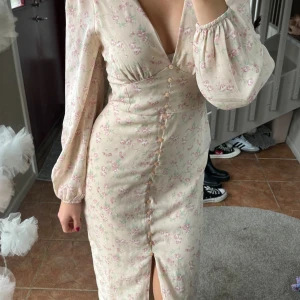 Blommig klänning  - Klänning som liknar Adoor stilen, blommig och aldrig använd🎀