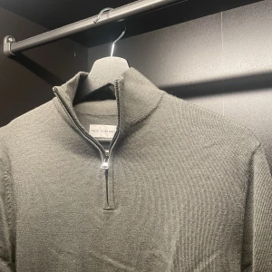 MERINOULL HALF-ZIP - En merinoull Half-zip från These Glory Days. Inga defekter alls, knappt använd, är i nyskick! Nypris 1099:- Skriv vid övriga frågor! 