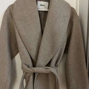 Kappa - Jätte fin kappa från only köpt förra hösten, nypris 749kr❤️