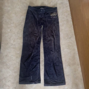 Juicy byxor - Jättefina Juicy byxor. Lite korta på mig som är 165. Har typ en målarfärgs fläk.