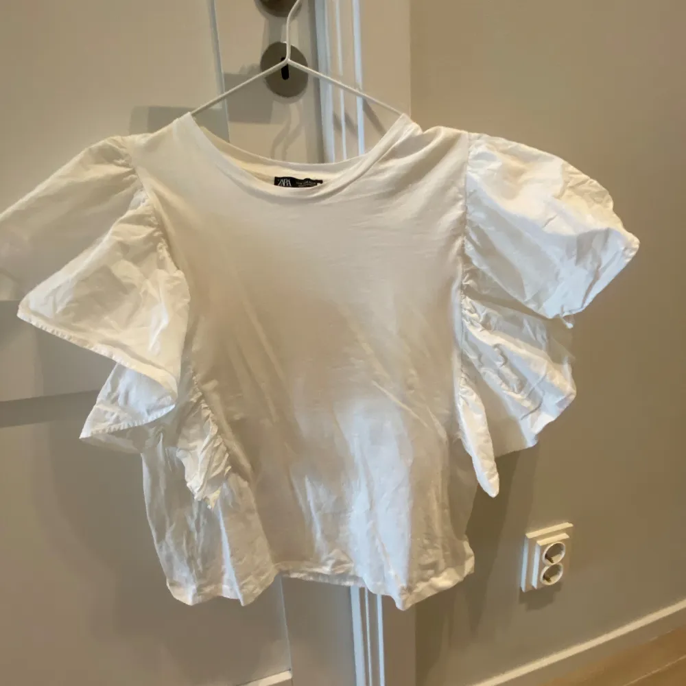Säljer en superfin vit blus från Zara i storlek M. Den har puffiga kortärmar som ger en romantisk touch och är perfekt för både vardag och fest. Materialet är mjukt och bekvämt, vilket gör den lätt att bära hela dagen. Passar perfekt till jeans eller kjol för en chic look!. Yläosat.