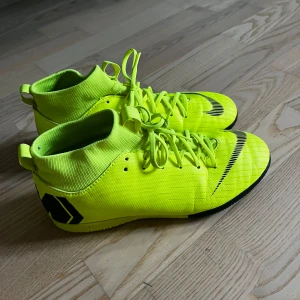 Inomhus fotbollsskor - Säljer ett par nästa helt oanvända inomhus fotbollsskor (endast använda en cup)