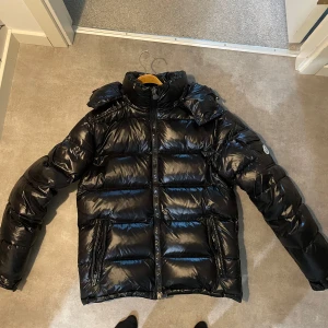 Moncler Maya - Tjena! Säljer denna jackan som är i super kvalitet och är väldigt varm som funkar perfekt till vinterdagarna, den har inga skador på sig! Väldigt bra passoform😌 tveka inte att höra av er!