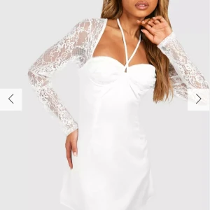 Kort studentklänning  - En helt ny studentklänning från Boohoo. Som tyvärr inte passade. Den kom med en liten fläck vid dragkedjan som knappt är synlig.