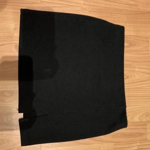 Svart kjol - Svart kort kjol från lager 157 i storlek S. Har insytt gummiband runt midjan så den sitter extra bra. 