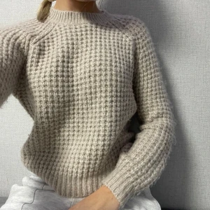 Stickad tröja  - En beige stickad tröja ifrån lager 157 i storlek XS. Jag är 172 cm lång och bär storlek S 