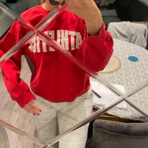 Sweatshirt  - En röd sweatshirt ifrån Ginatricot i storlek M passar mig som är 172 cm lång och bär storlek S 