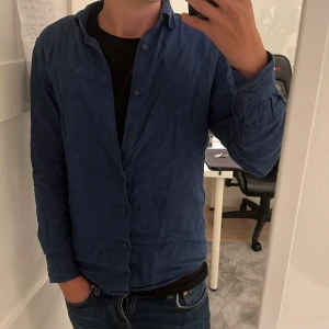 Mörkblå skjorta - Nu säljer jag en mörkblå skjorta som nypris ligger på 700kr. Skjortan är i rätt så bra skick och har inga deflekter, säljer den nu för att den inte längre passar mig. Skriv för flera bilder eller frågor!