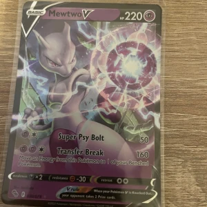 Ett Mewtwo v kort från 2022 - Jättebra skick som nytt, från 2022