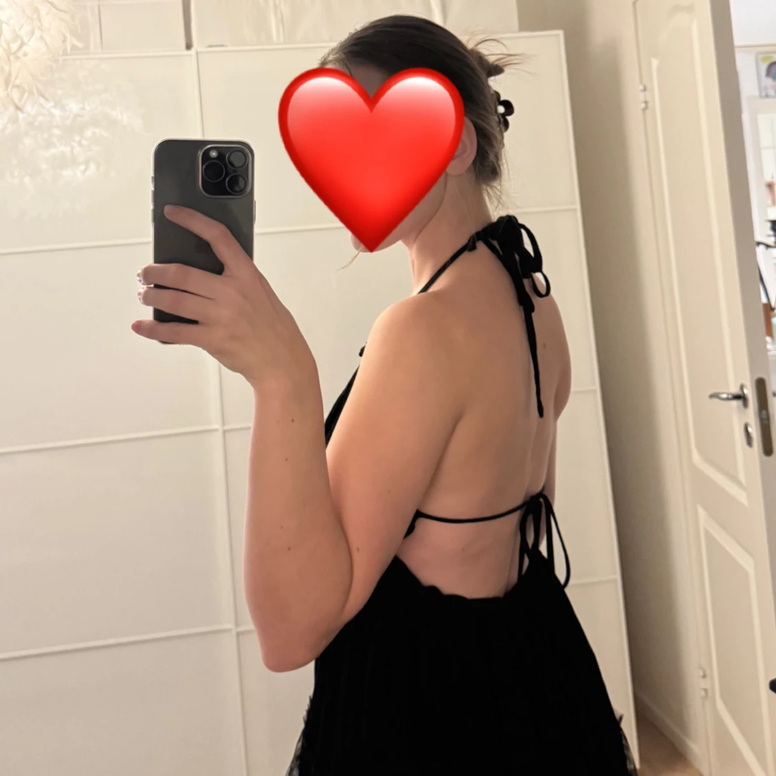 Svart miniklänning med öppen rygg - 91