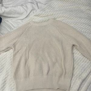 Vit/beige stickad tröja  - Stickad tröja, aldrig användt den. Storlek M och tjock material, stretchig. Bra skick!💕 