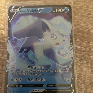 Ett kort Alolan Vulpix v från 2022 - Jättebra skick som nytt, från 2022
