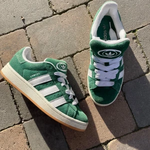 Adidas campus  - Säljer dessa sjukt feta adidas campus i grönt Storlek 40 Grymt skick, inga repor eller skador på de💫 Köpta för 1600kr Mitt pris 900kr