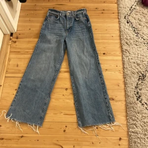 Jeans - Blåjeans aldrig använt lite baggi. 
