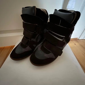 Isabel Marant - Säljer nu dom snyggaste isabel marant i bruna färgen, super fin skick, köpte på plick och har använt dom själv ytterst få gånger. Super kvalite endast lite syn på användning i och perfekta till varje årstid, skriv vid fundering!!😚🩷💕🫶🏻🤭 ny pris: 5900kr