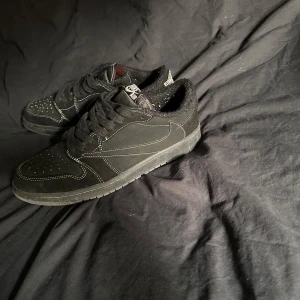 Jordan 1 Travis scott  - Ett par Jordan 1 Travis scott i perfekt skick, lite smutsiga men fixar en sanering av skorna innan jag fraktar iväg dem så de ser splitternya ut. Storlek 44.5