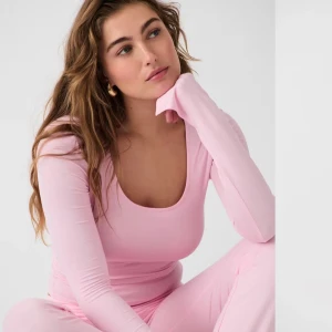 Rosa tröja  - Säljer min jätte fina soft touch från Gina Tricot som knappt är använd!☺️ Skriv vid fler frågor💗💗