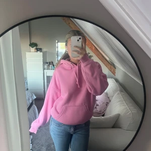 Rosa hoodie - En rosa hoodie från bikbok i bra skick! Lite oversized🤍