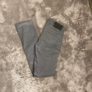 Jack and jones 28/32 - Säljer nu dessa sjukt snygga Jeans från Jack and jones - Intelligence i storlek 28/32 ,Skick 9/10, inga defekter. Pris: 199 kr, kan diskuteras vid snabb affär!