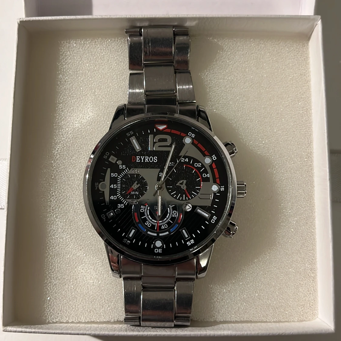 Silverfärgad klocka från Beyros