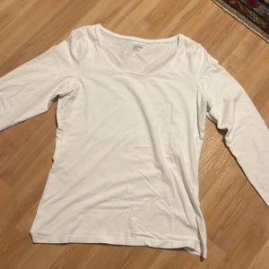 Vit Tröja  - Använd 2 ggr. Bra skick💓