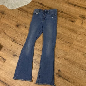 Blåa jeans byxor  - Använda några gånger ser helt nya ut,väldigt sköna