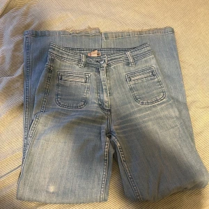 Jeans - Köptes second hand och har använts ett par gånger, de är medel höga men mer åt high waisted hållet. 