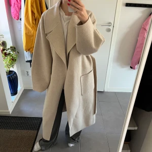 Ullkappa &other stories - Säljer min superfina ullkappa i nästan nyskick. Säljer för den är för stor för mig. Jag är 161cm. Nypris 2500. Eftersom lappen är bortklippt kan jag skicka orderbekräftelse när jag köpte den!!